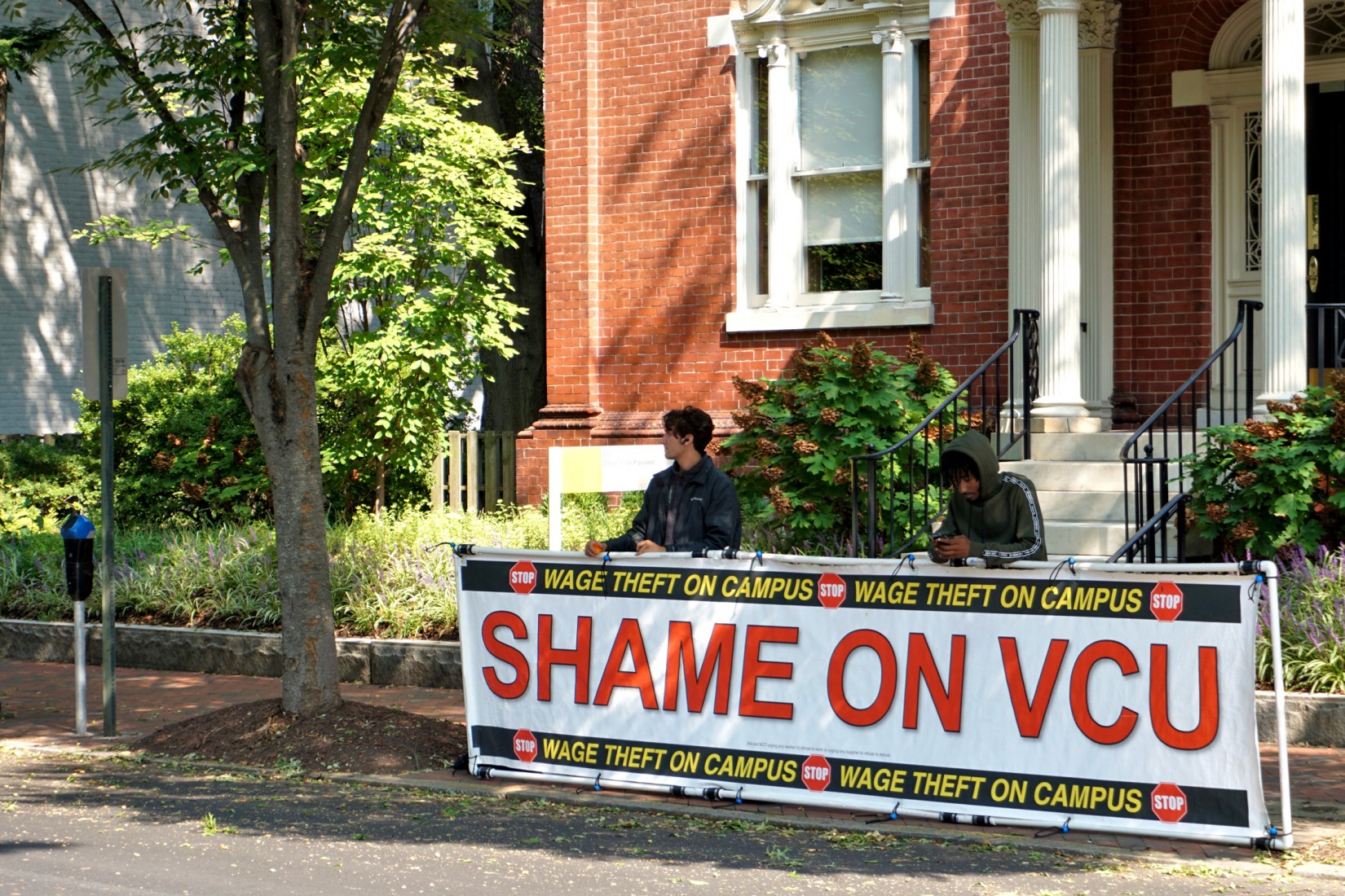 VCU Construction Workers Allege Wage Theft, Exploitation 3 Workers say VCU should ensure everyone is paid a fair, legal wage. Organizers have set up banners reading "Shame on VCU," alleging wage theft on campus. (Photo: Alan Rodriguez Espinoza/VPM News)