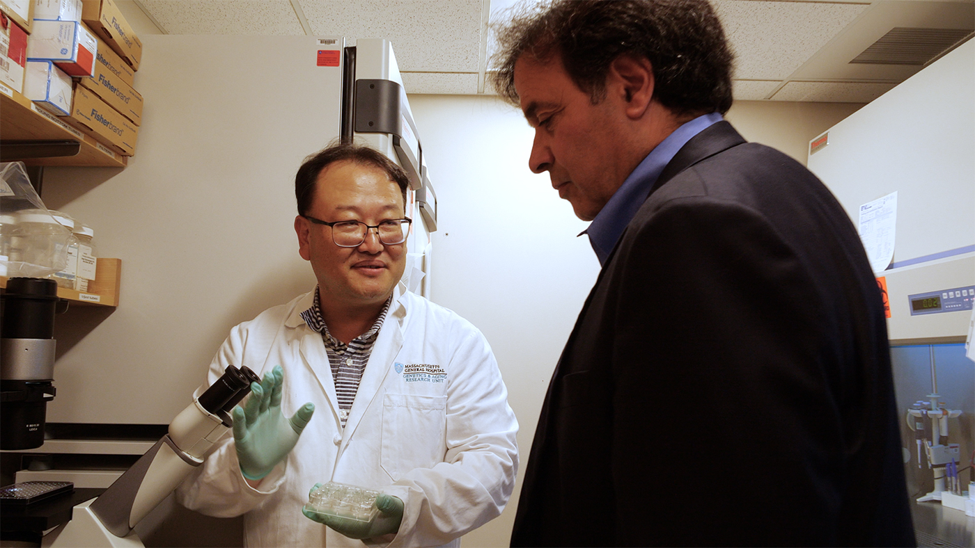 Alzheimer's: What You Can Do 1 Dr. Rudy Tanzi speaks with researcher. (Photo: VPM | "Alzheimer's: What You Can Do" 2021)
