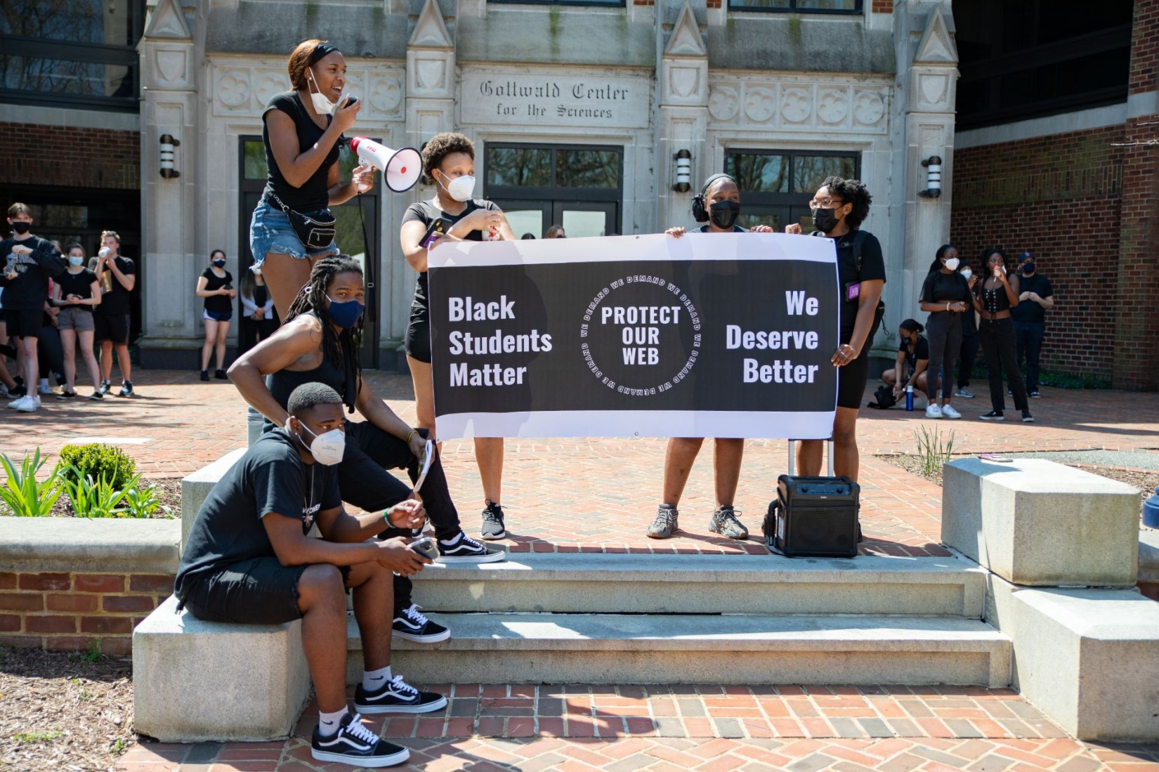 “No Confidence” in Rector of University of Richmond Trustees 2 Students organized outside to protest racism on campus. (Photo: Crixell Matthews/VPM News)