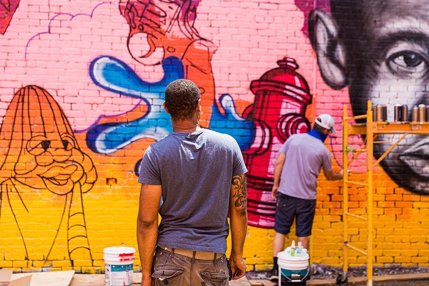 Mending Walls RVA - Telling History and Engaging Difficult Conversations through Art 1 Hamilton Glass and Matt Lively paint their collaborative mural.